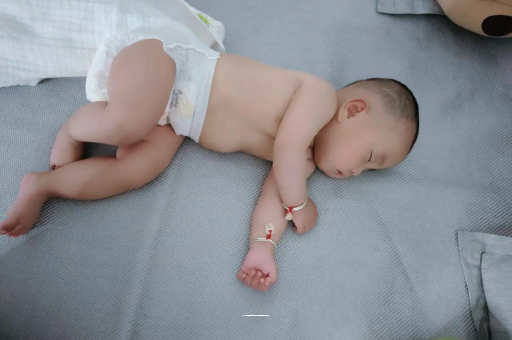 东阳三个月宝宝抬头不稳